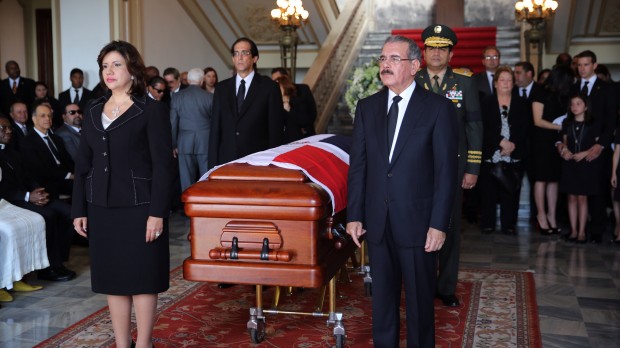 Danilo Medina hace guardia de homar ante restos de Carlos Morales Troncoso.