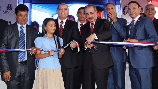 Danilo Medina inaugura escuelas en Villa Tapia.