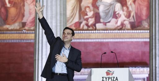 Alexis Tsipras, dirigente del partido Syriza, de izquierda, saluda a simpatizantes afuera de la sede de la Universidad de Atenas, tras el triunfo de su partido en los comicios parlamentarios.