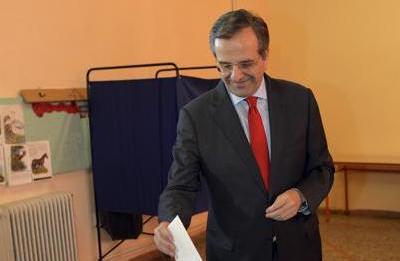 El primer ministro de Grecia, Antonis Samaras, vota en un centro en Pylos, en el sur de Grecia, el 25 de enero de 2015.