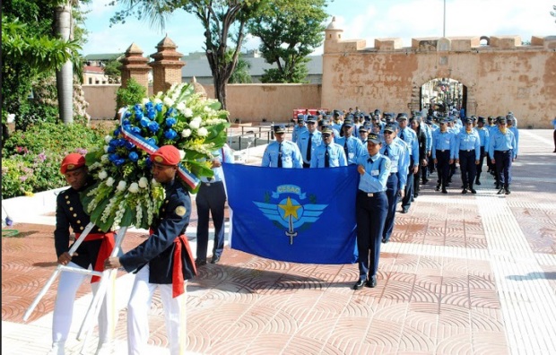 Miembros del CESAC depositan una ofrenda floral en el Altar de la Patria