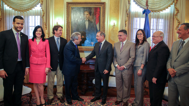 Presidente Danilo Medina recibe en su despacho la nueva directiva del CONEP.