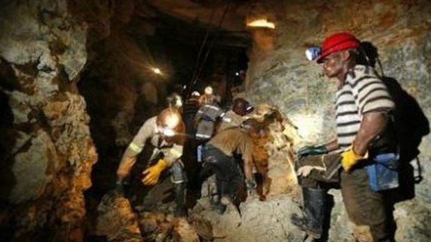 18 mineros atrapados en mina de Sudafrica