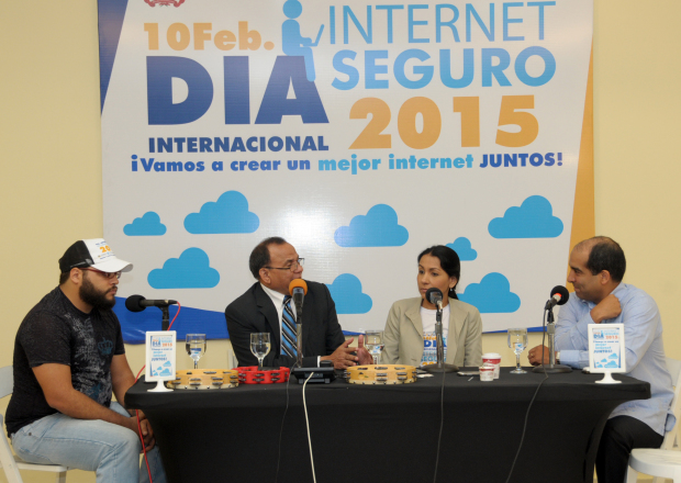 Luis Matos habla en programa radial sobre internet seguro.
