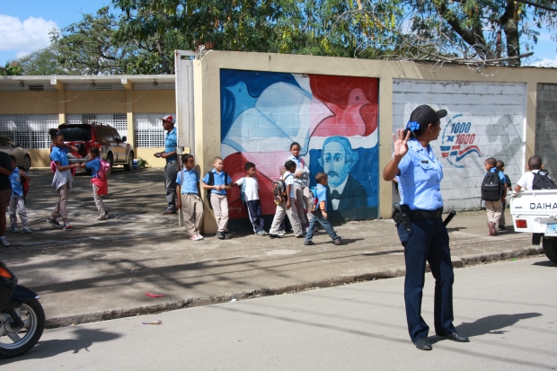 POLICIA ESCOLAR TRABAJANDO