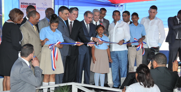 Presidente Medina entrega dos centros educativos en Villa Altagracia.
