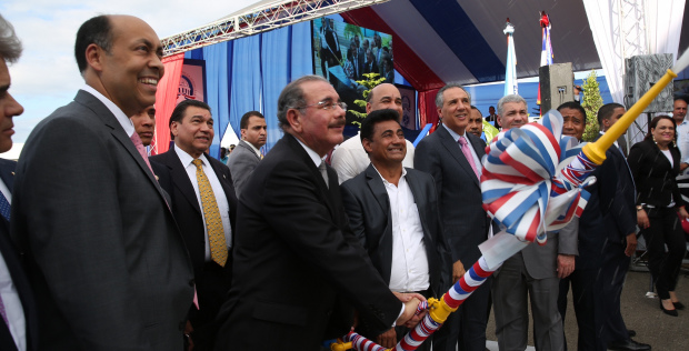 Presidente Medina inaugura un acueducto, dos  escuelas y dos carreteras en provincia Hermanas Mirabal.