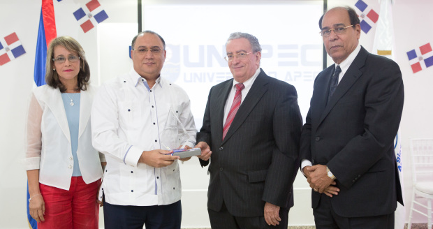 Rector entrega reconocimiento
