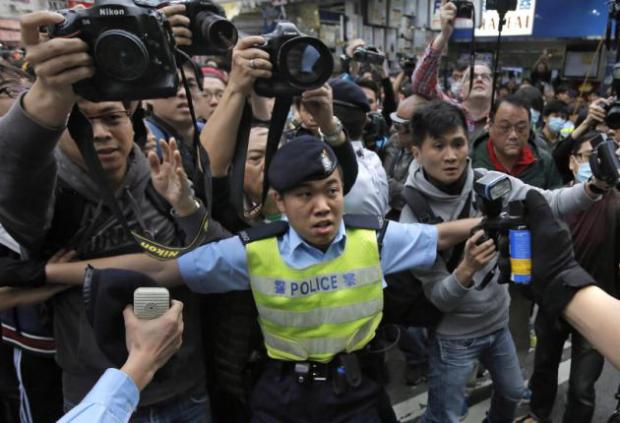 Hong Kong arresta a 33 en protesta contra compradores chinos.