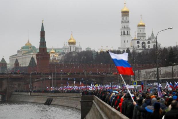 Miles marchan en Rusia en recuerdo de Nemtsov.