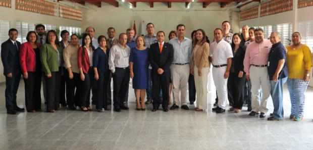 Rafael Ovalles, director general del INFOTEP, junto a representantes del sector Zonas Francas
