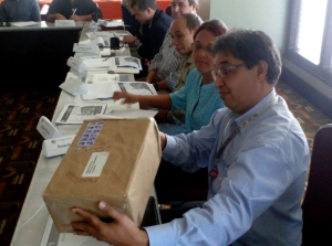 Foto 4 - Bienvenido Canario examina un paquete.