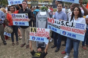 Grupos se manifiestan frente a la Suprema Corte de Justicia.