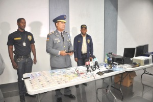 Mateo Moquete presenta objetos ocupado a la banda desmantelada que falsificaba documentos .