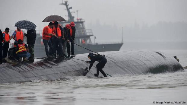Aumenta a 26 la cifra de muertos en el naufragio mientras prosigue el rescate.