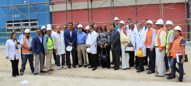 Diputados, ingenieros y personal medico en Hosp Cabral y Baez