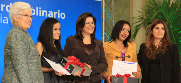 Foto 2 - Entrega primer premio del concurso universitario.