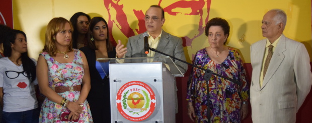 (Foto) El candidato presidencial del PRSC, Quique Antun, habla en el acto con motivo del 51 aniversario de la fundacion de esa organizacion