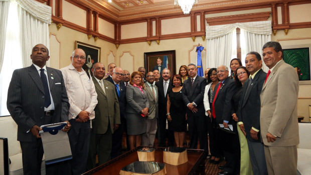 Medina recibe nueva directiva Colegio Dominicano Periodistas.