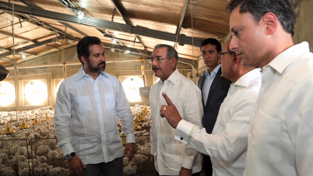 Pollo Cibao produce pollos en ambiente controlado; Danilo Medina inaugura planta.