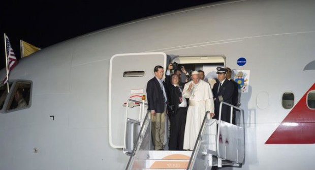 el-papa-francisco-se-despide-de-ee-uu-y-viaja-rumbo-a-roma