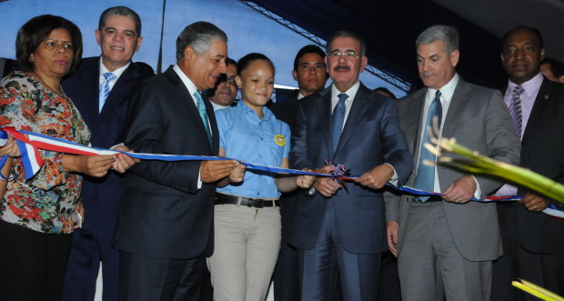 Danilo Meina inaugura escuela en Villa Consuelo.