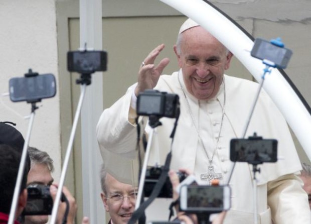 El papa Francisco saluda durante la audiencia general en la Plaza de San Pedro en el Vaticano el 29 de octubre del 2015. Dos nuevos libros se publicarán la primera semana de noviembre del 2015 sobre supuestas irregularidades financieras en el Vaticano, lo que pone de manifiesto el desafío que enfrenta el papa Francisco para reformar la Santa Sede.(AP Foto/Alessandra Tarantino)