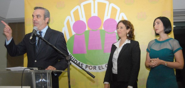 Foto de Luis con mujeres Unidas por el Cambio1jpg