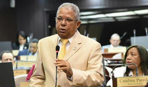 Diputado rechaza proyecto excluye fechas patrias de marzo.